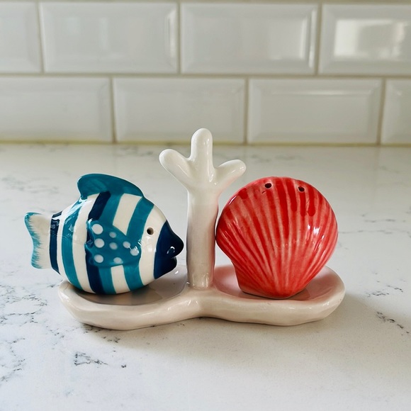 Pier 1 Shell and Fish salt and pepper shaker set - Picture 3 of 9